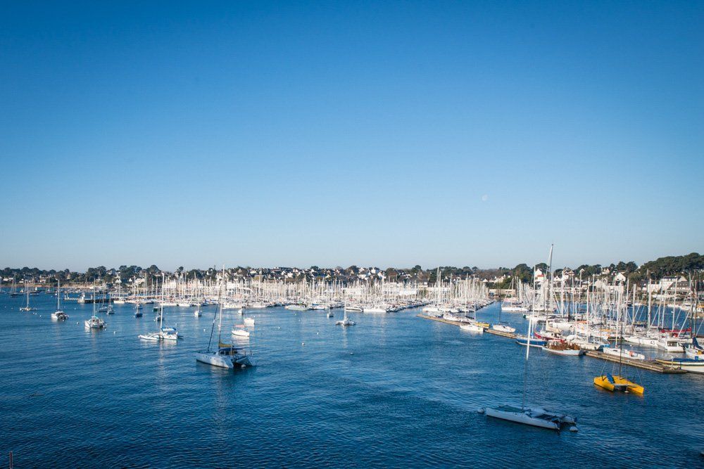 Le port de La Trinité sous le soleil